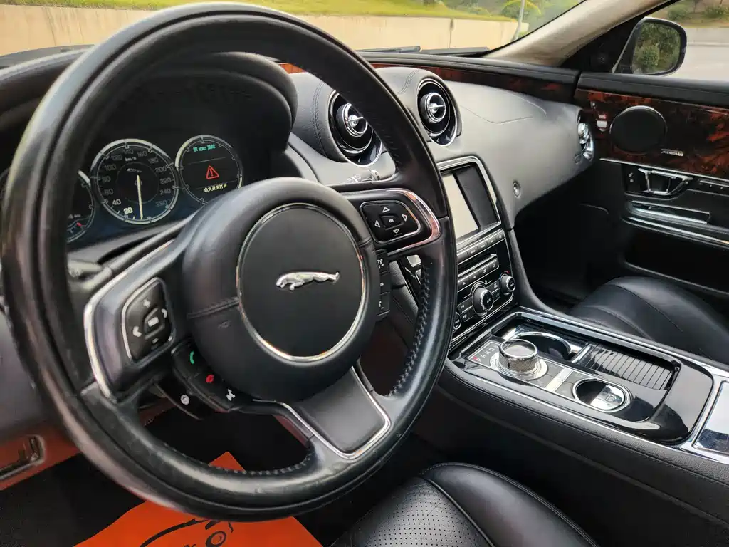 Jaguar XJ — миниатюра 19