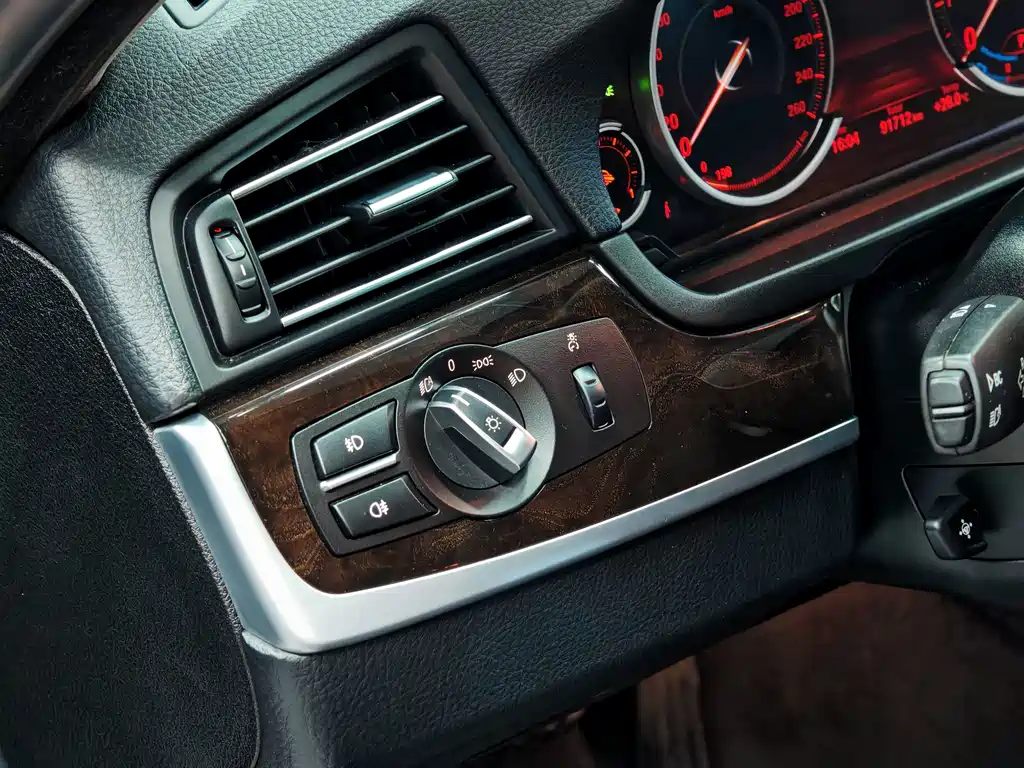 BMW 5 Series — миниатюра 6