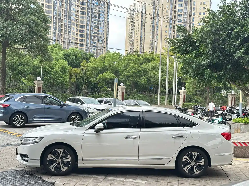 Honda Spirior 2.4L Premium Shine Edition, фото 3