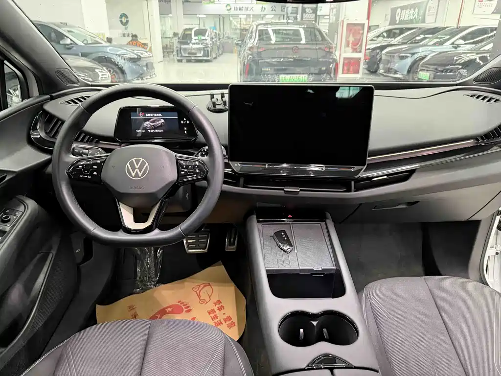 VOLKSWAGEN WITH THE CROWD 06