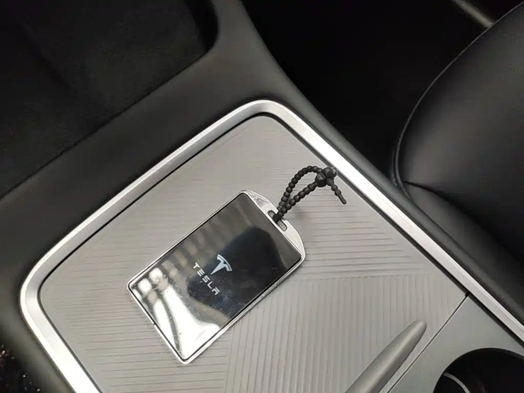 Tesla Model Y — миниатюра 9