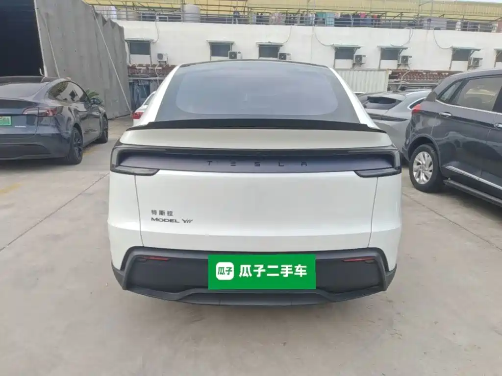 Tesla Model Y L — миниатюра 6