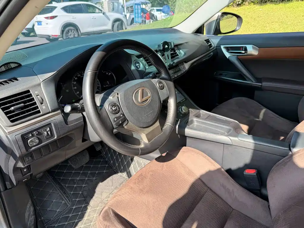 Lexus CT — миниатюра 7