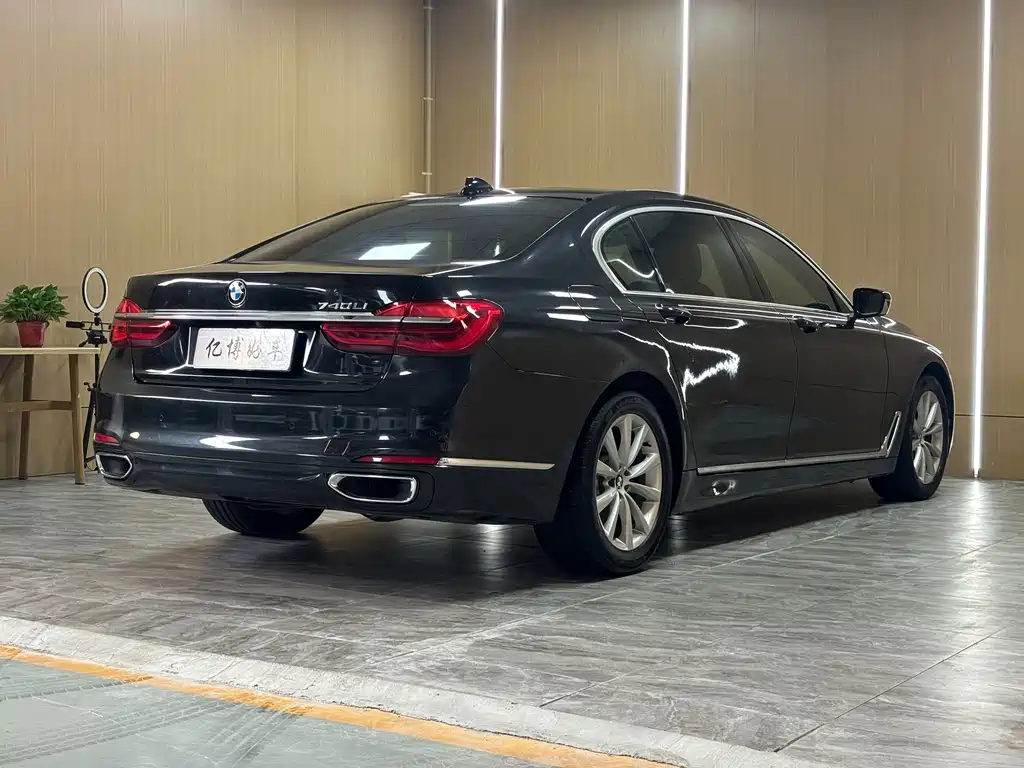 BMW 7 Series — миниатюра 9