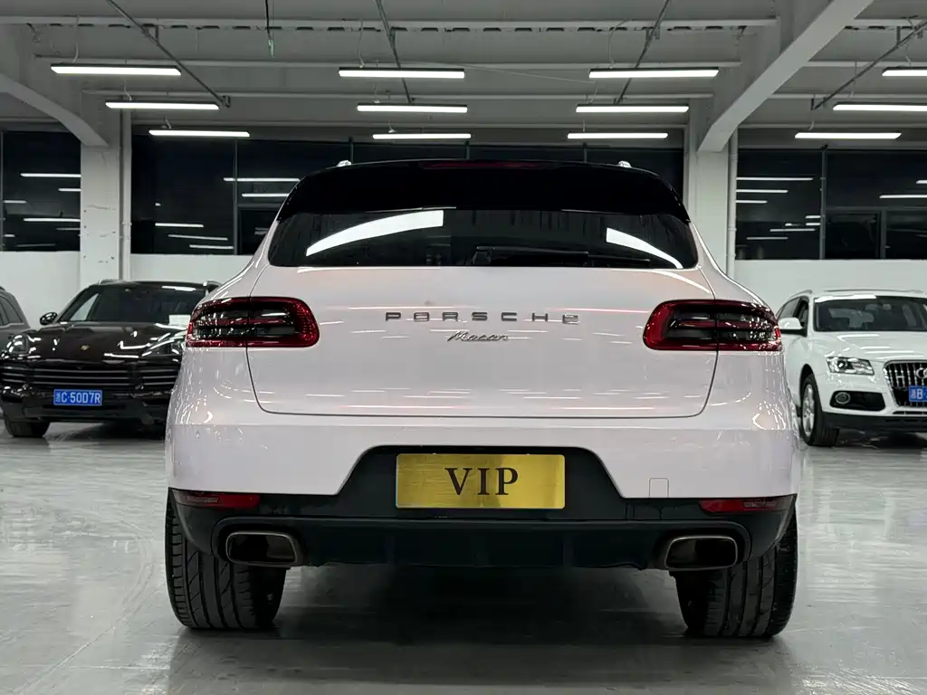 PORSCHE MACAN