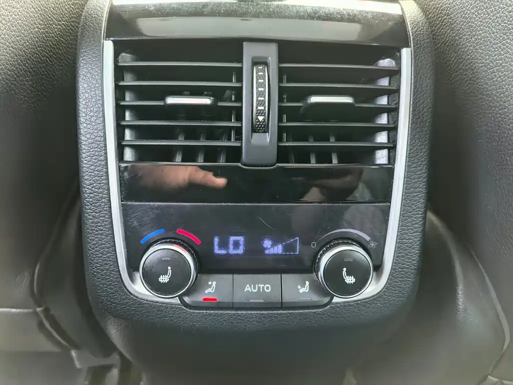 Borgward BX7 — миниатюра 10