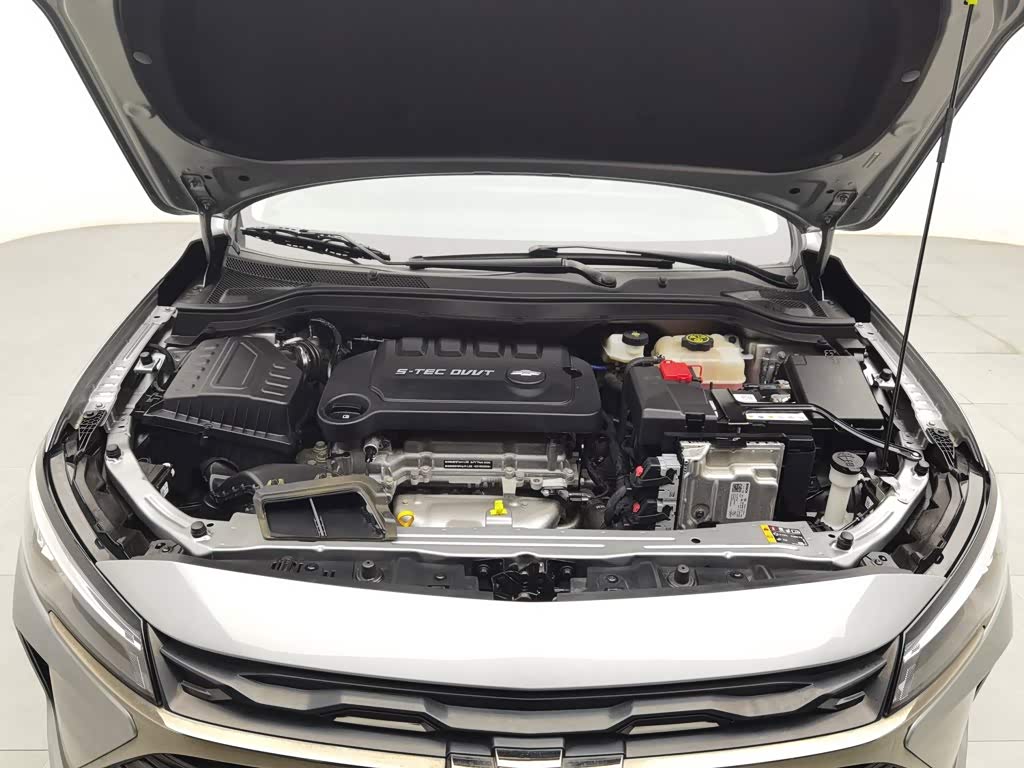 Chevrolet Monza 1.5 л 2023 г. Серебристо-серый, пробег 15200 км