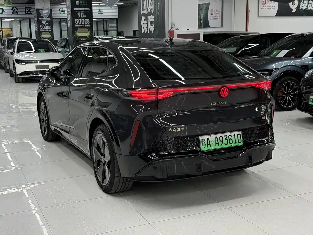 VOLKSWAGEN WITH THE CROWD 06