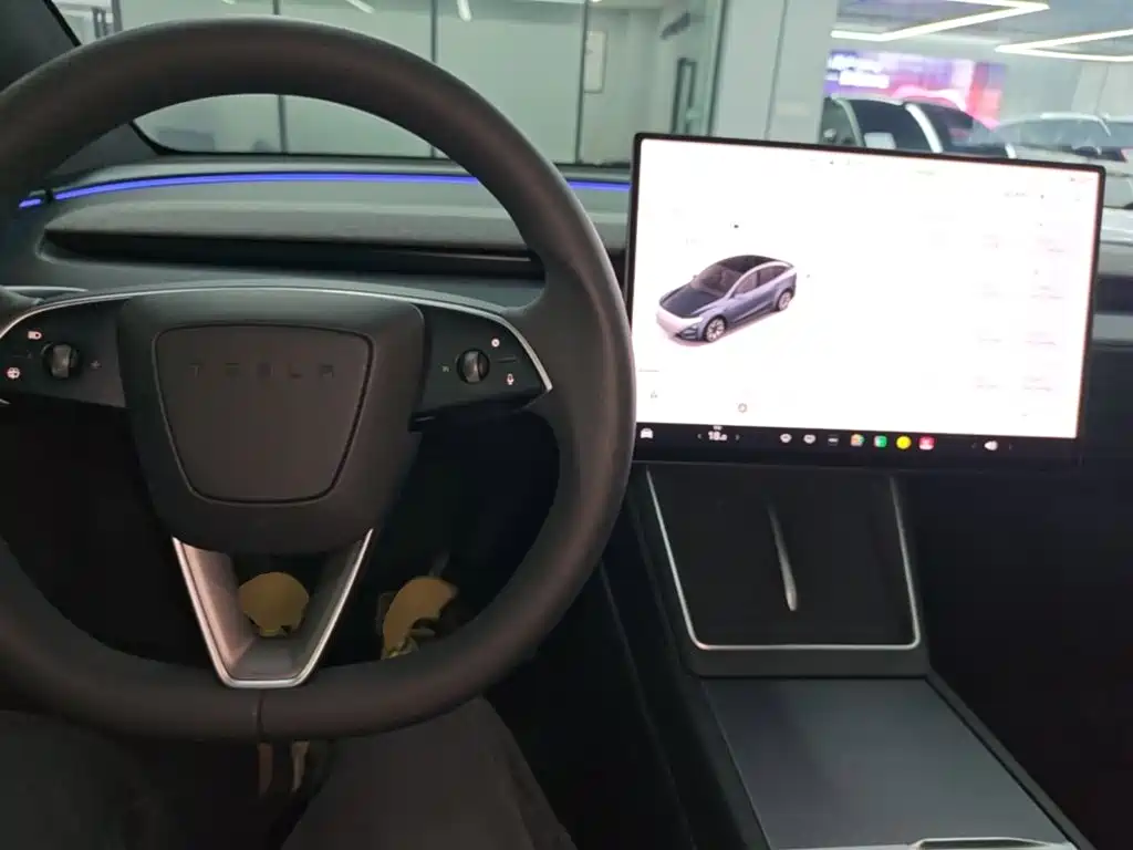 Tesla Model Y L — миниатюра 10
