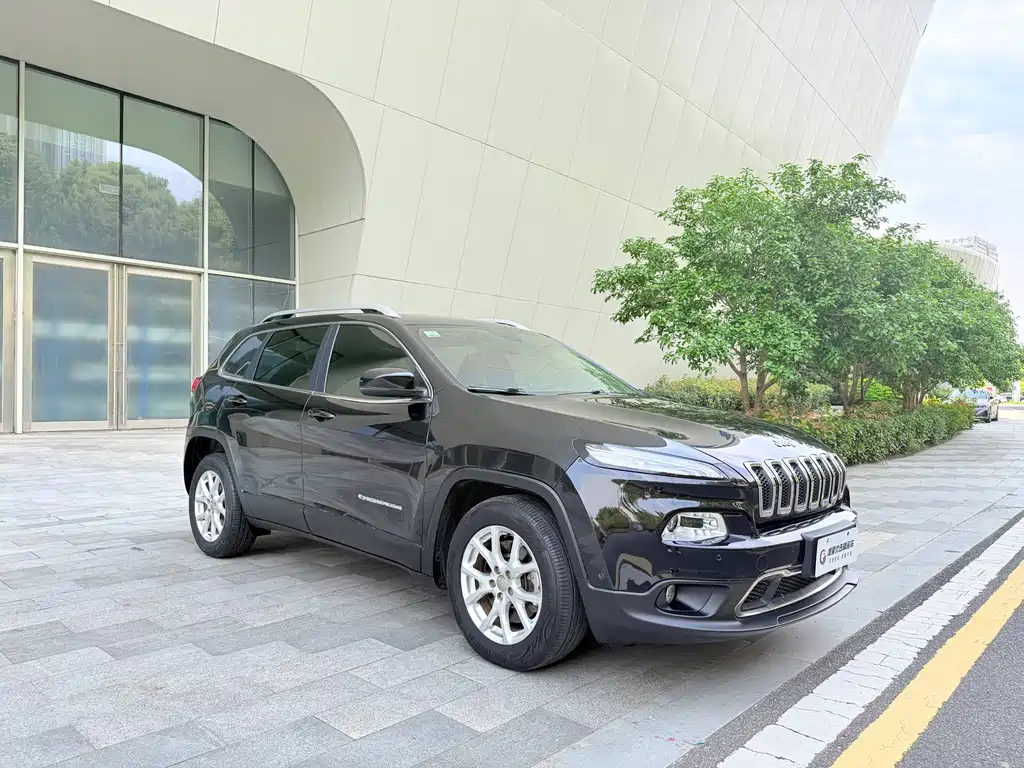 Jeep Cherokee — миниатюра 3