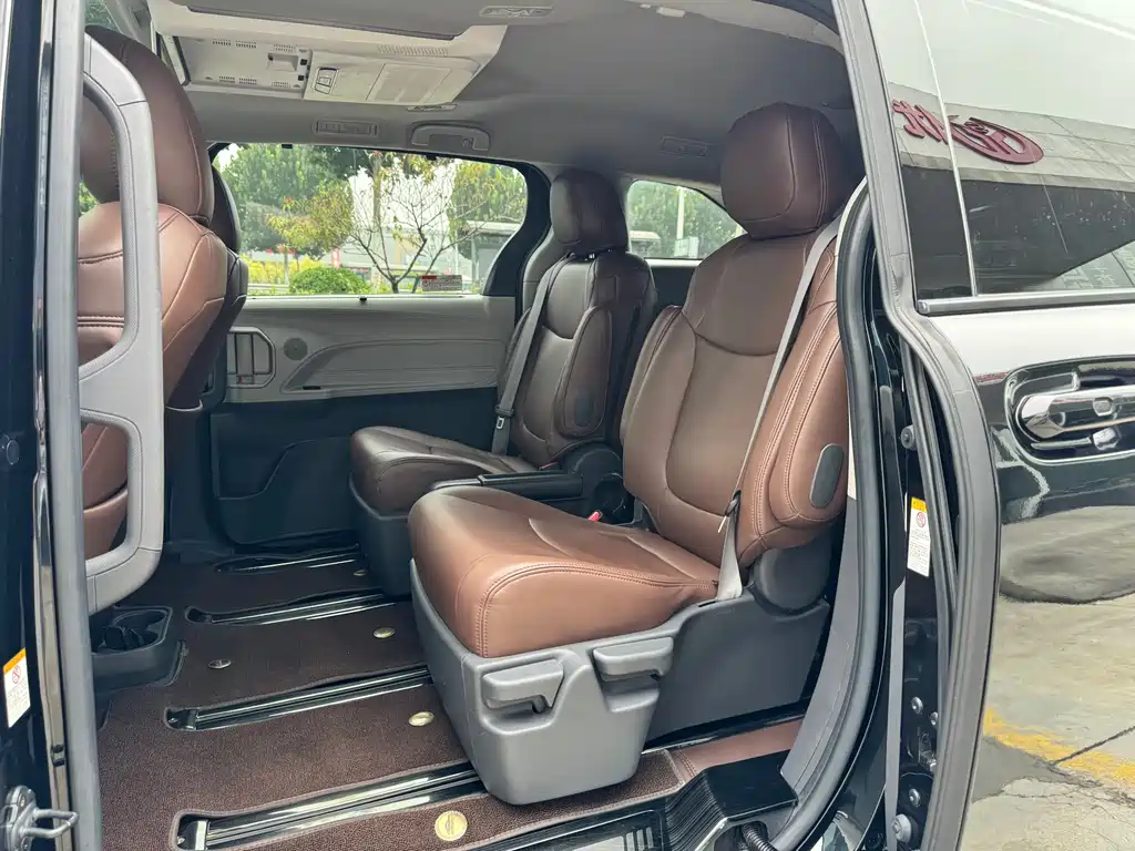 Toyota Sienna — миниатюра 10