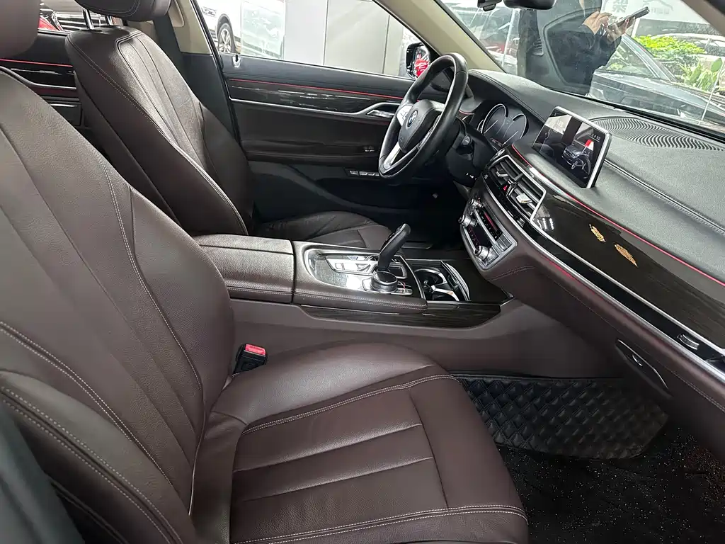 BMW 7 Series — миниатюра 7