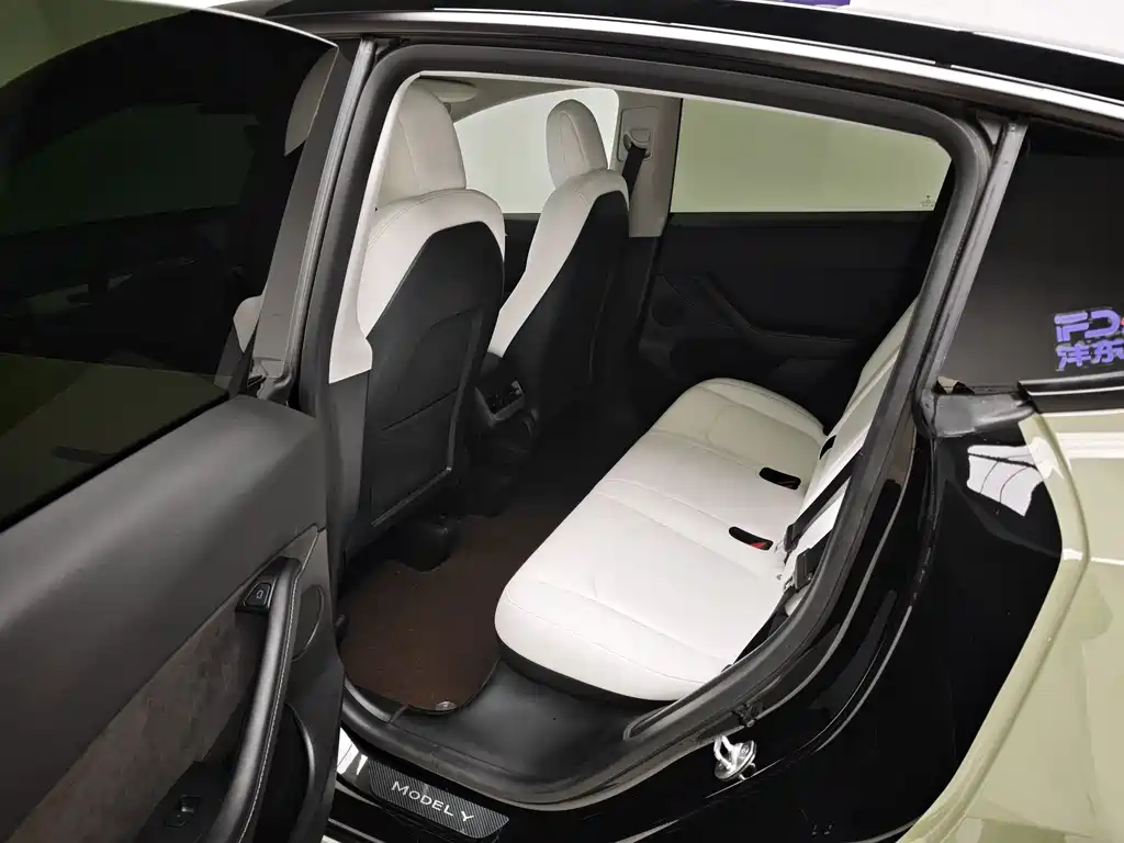 Tesla Model Y — миниатюра 15