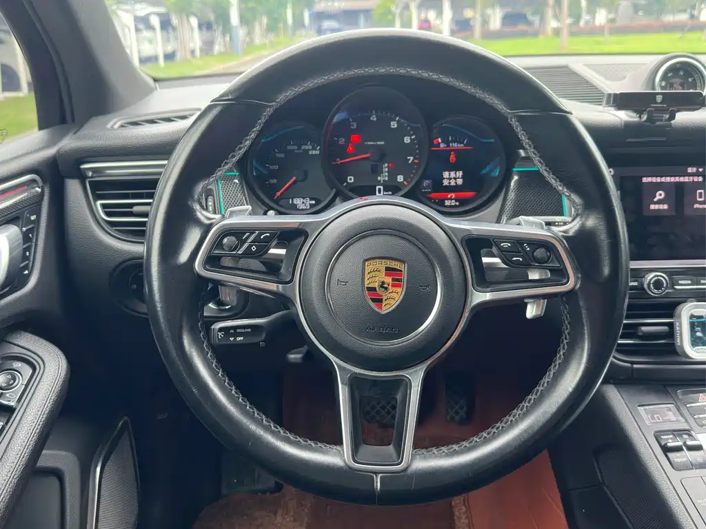 Porsche Macan — миниатюра 16