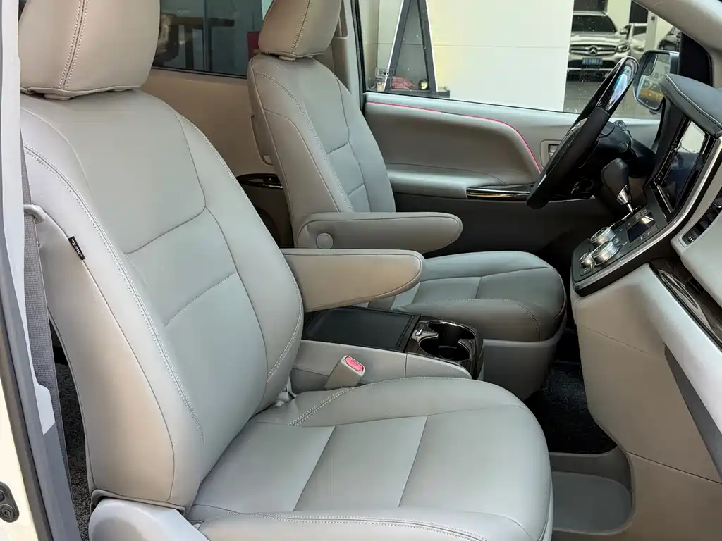 Toyota Sienna — миниатюра 5
