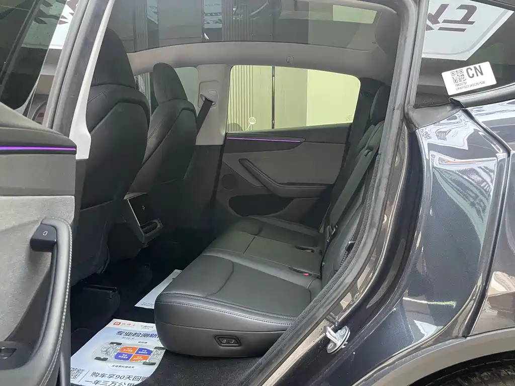 Tesla Model Y — миниатюра 12