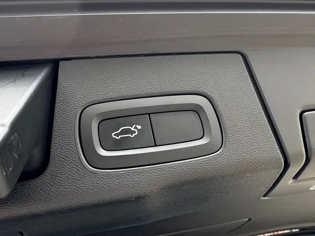 Volvo XC60 2023 B5 Luxury