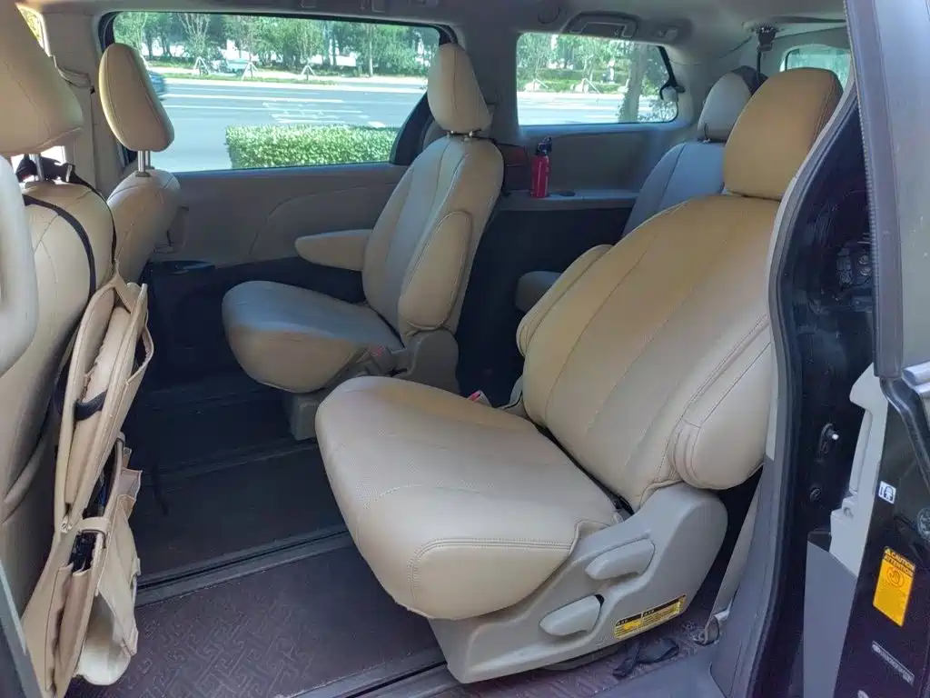 Toyota Sienna — миниатюра 13