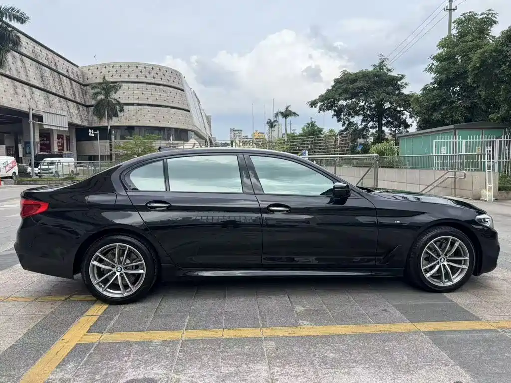 BMW 5 Series — миниатюра 7