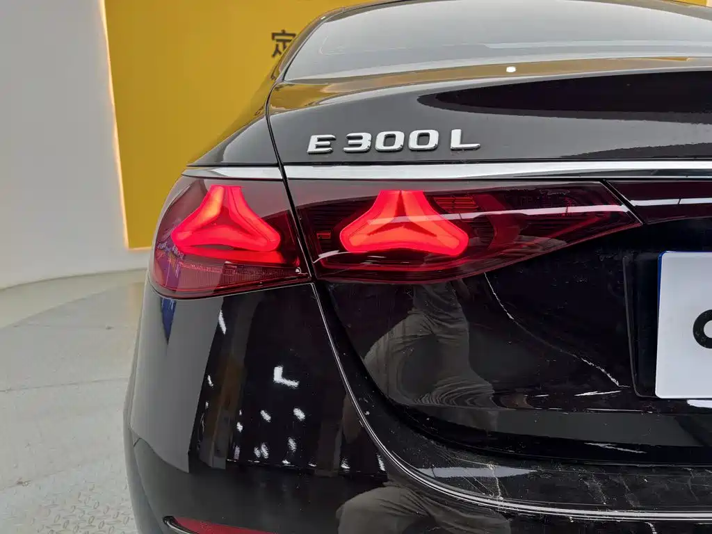 Mercedes-Benz E-Class — миниатюра 11