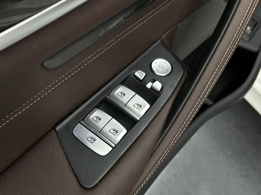 BMW 5 Series — миниатюра 12