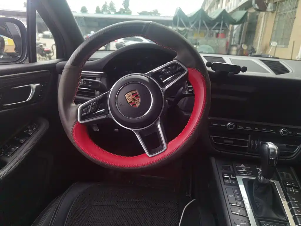 Porsche Macan — миниатюра 11