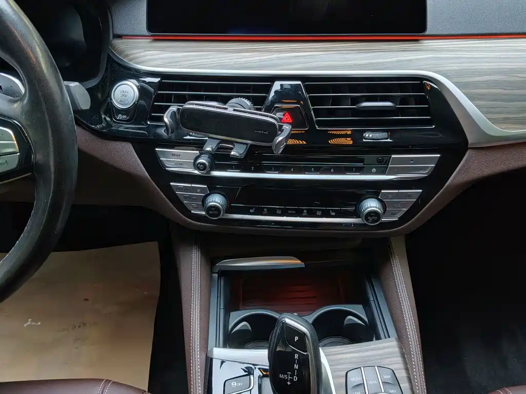 BMW 5 Series — миниатюра 10