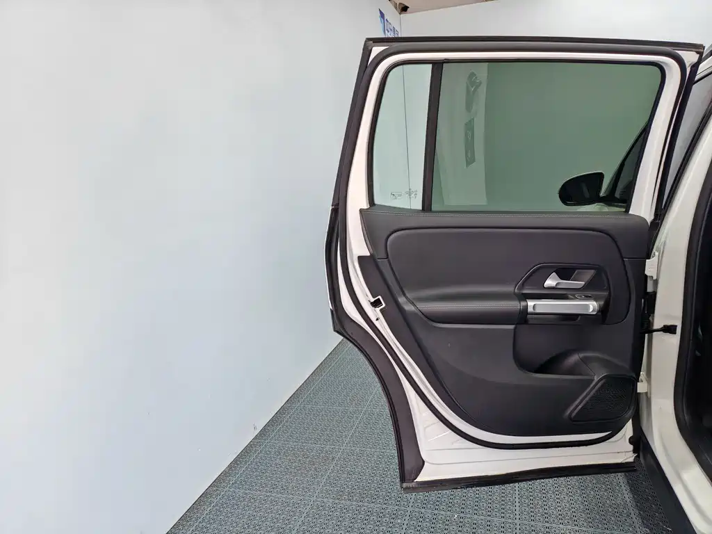 Mercedes-Benz GLB — миниатюра 14