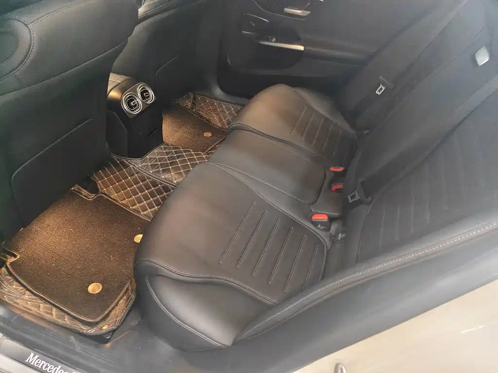 Mercedes-Benz C-Class — миниатюра 11