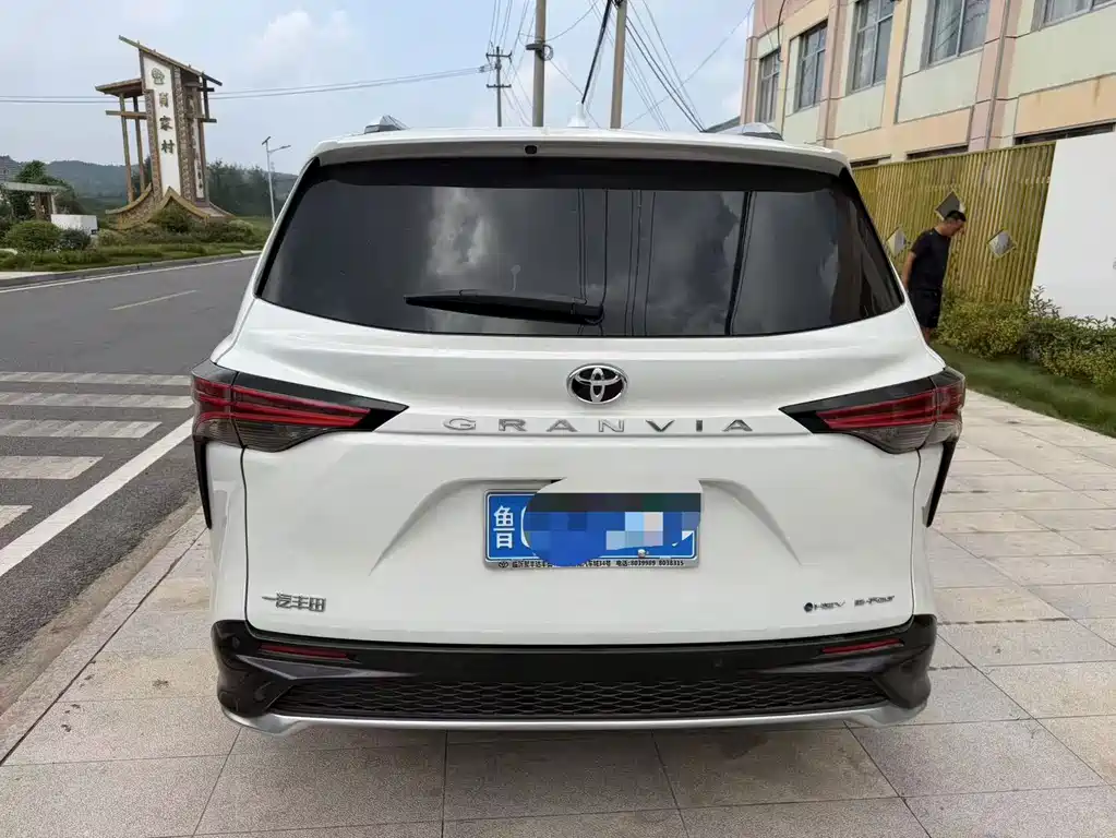 Toyota Granvia — миниатюра 6