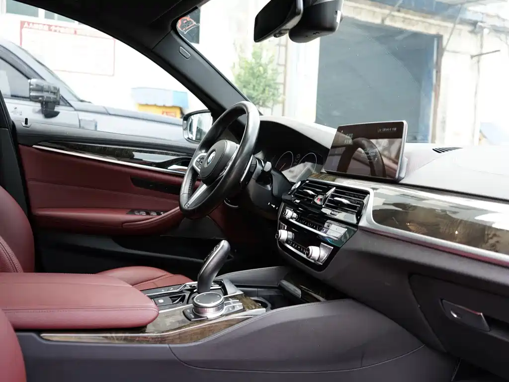 BMW 5 Series — миниатюра 12