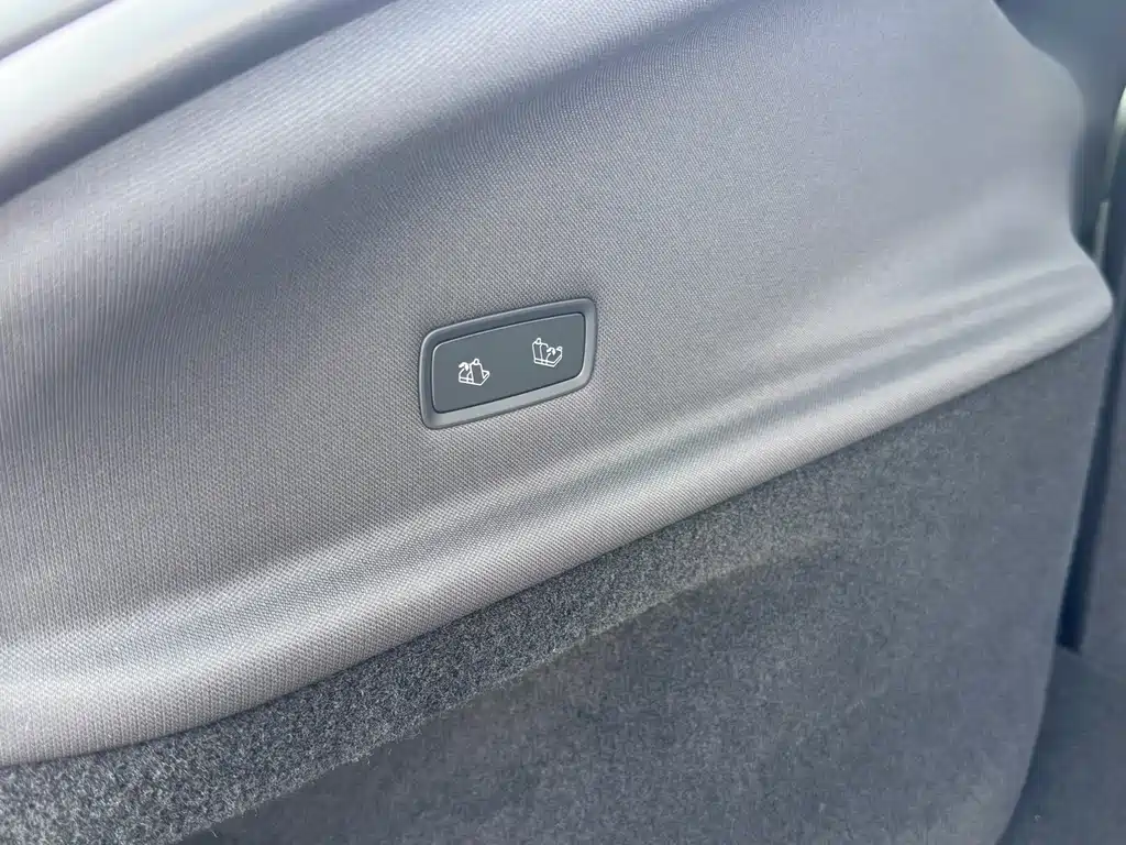 Tesla Model Y — миниатюра 9