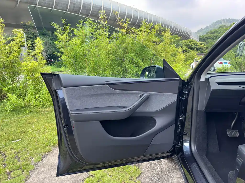Tesla Model Y — миниатюра 14