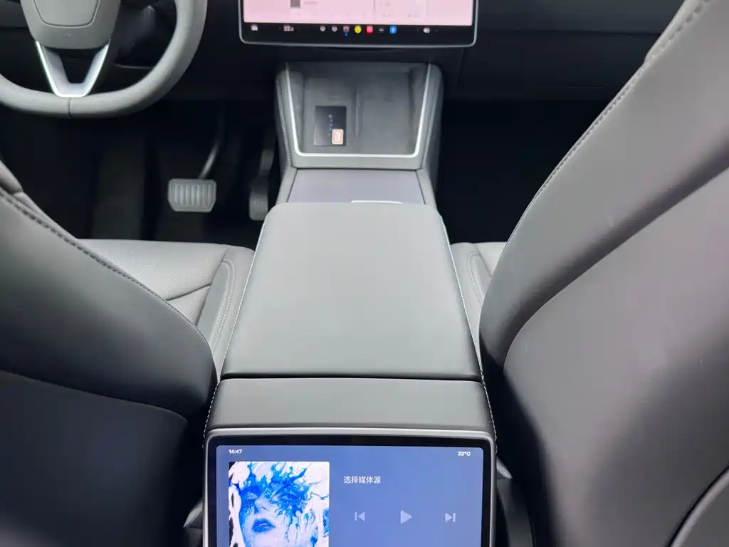 Tesla Model Y — миниатюра 16