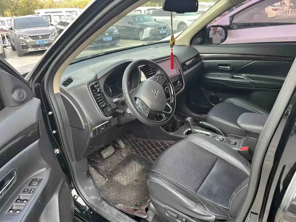 Mitsubishi Outlander — миниатюра 3