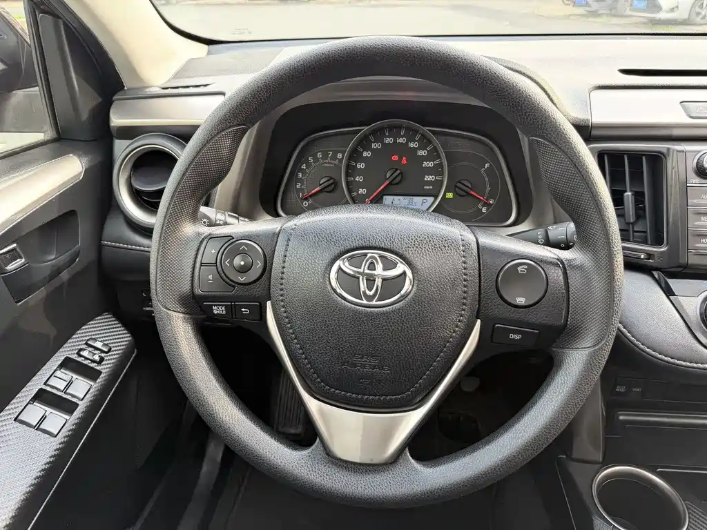 Toyota RAV4 — миниатюра 9