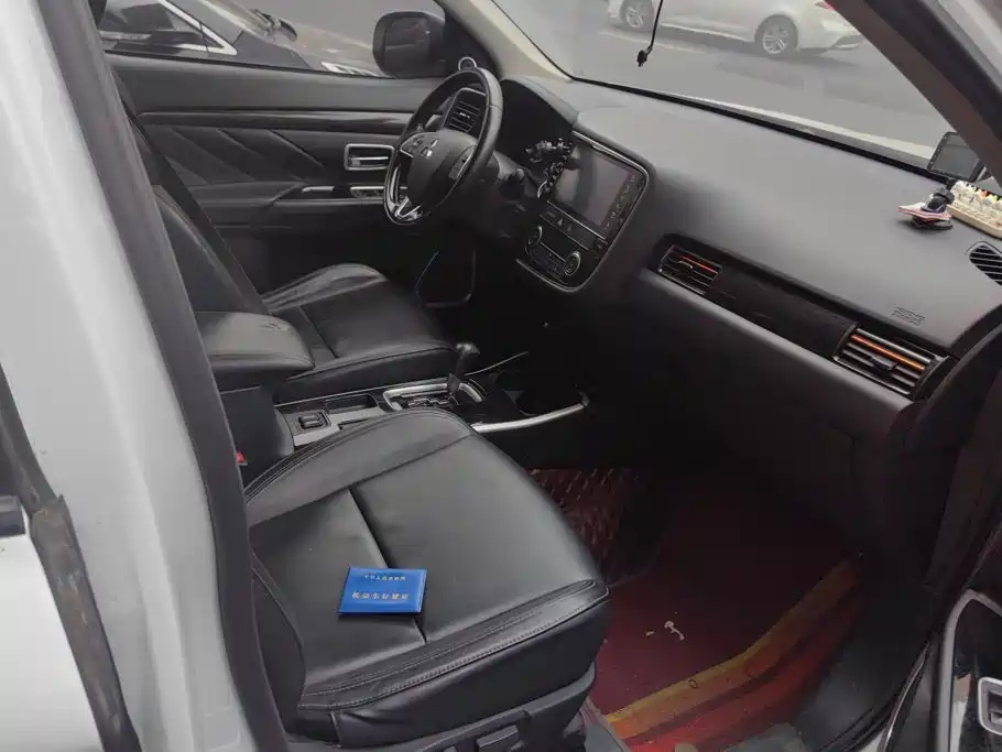 Mitsubishi Outlander — миниатюра 8