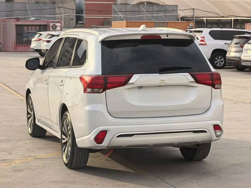 Mitsubishi Outlander — миниатюра 9
