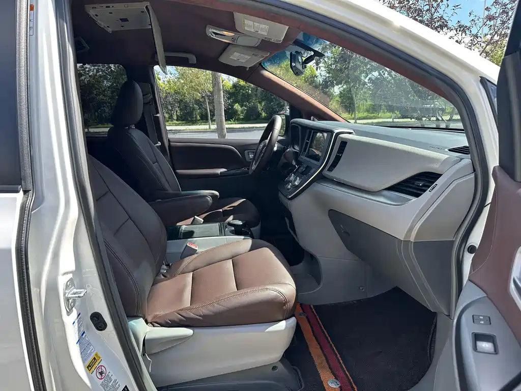 Toyota Sienna — миниатюра 10