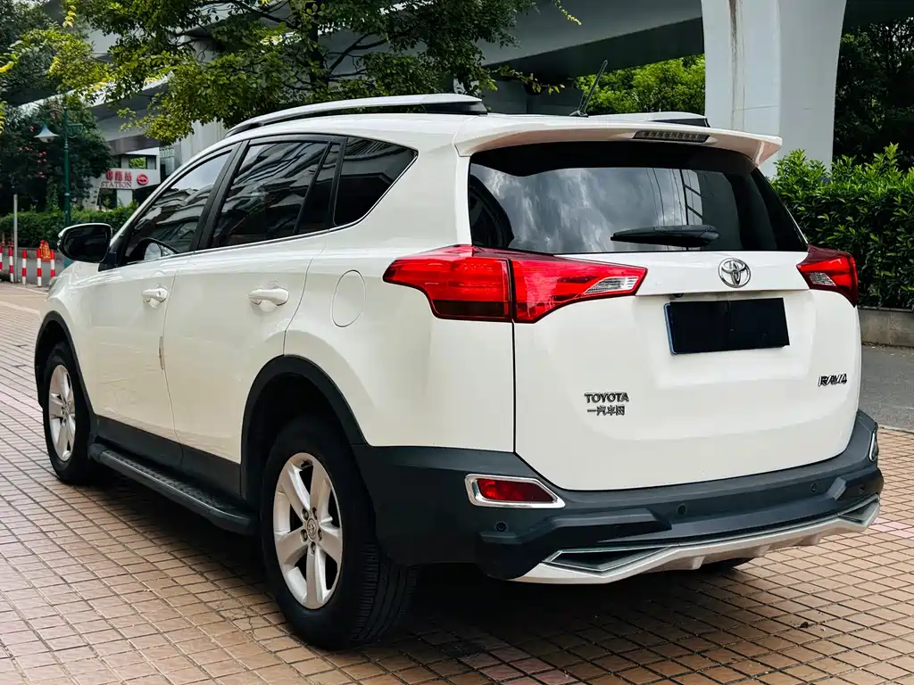 Toyota RAV4 — миниатюра 9