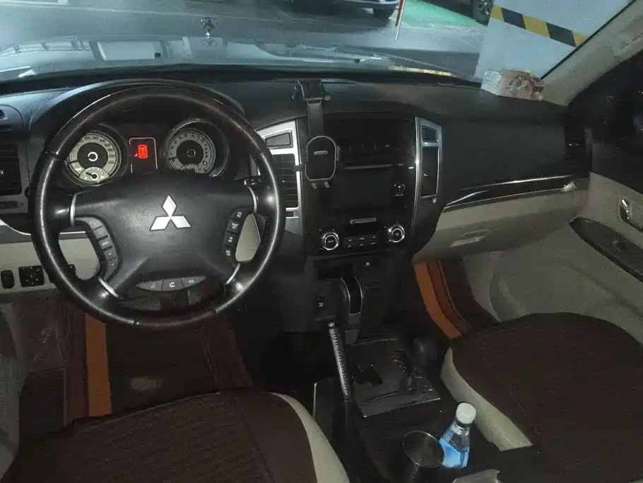 Mitsubishi Pajero (Import) — миниатюра 12