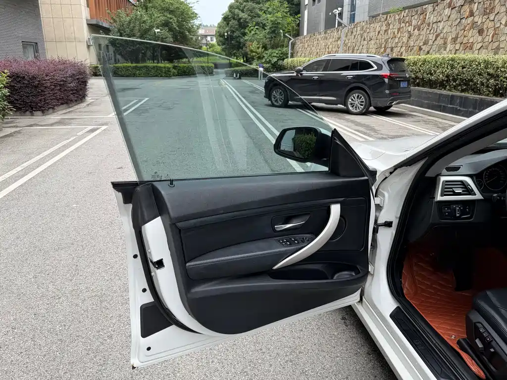 BMW 3 Series GT 3 GT 2014 320i Lead