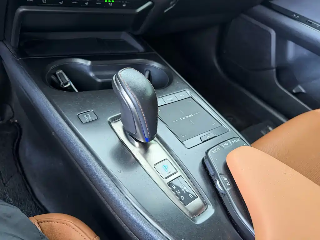 Lexus UX New Energy — миниатюра 14