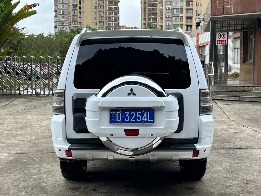 Mitsubishi Pajero (Import) — миниатюра 5
