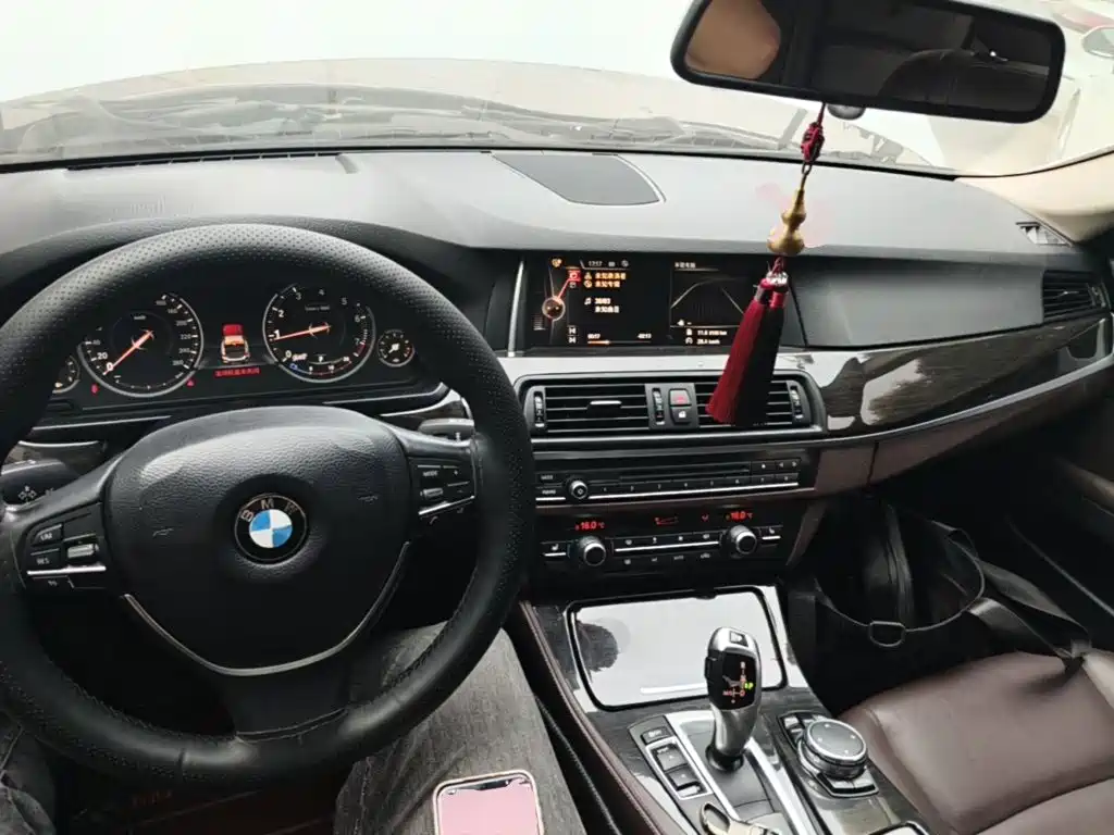 BMW 5 Series — миниатюра 10