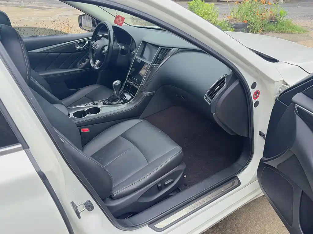 Infiniti Q50 2014 2.0T Comfort