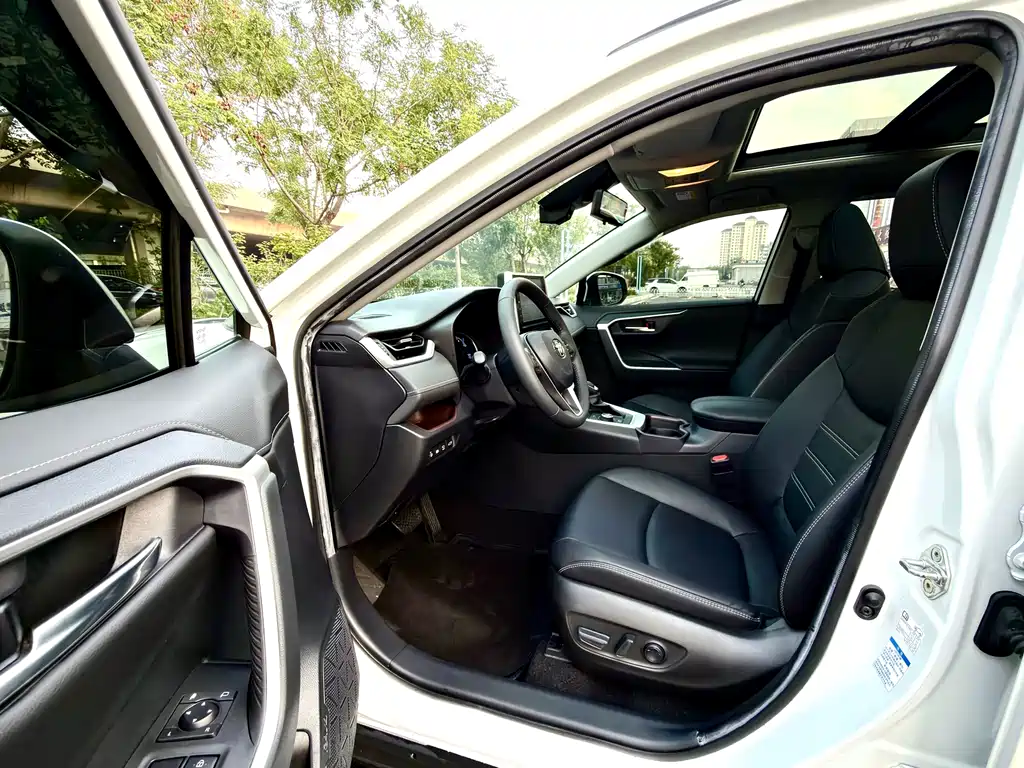 Toyota RAV4 — миниатюра 9