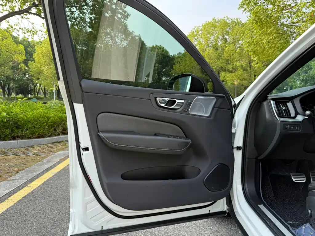 Volvo XC60 PHEV — миниатюра 13