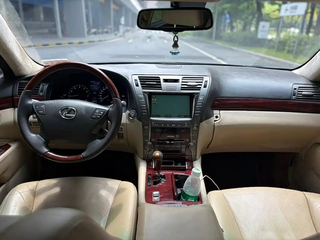 Lexus LS — миниатюра 9