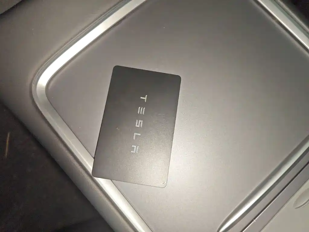 Tesla Model Y — миниатюра 9